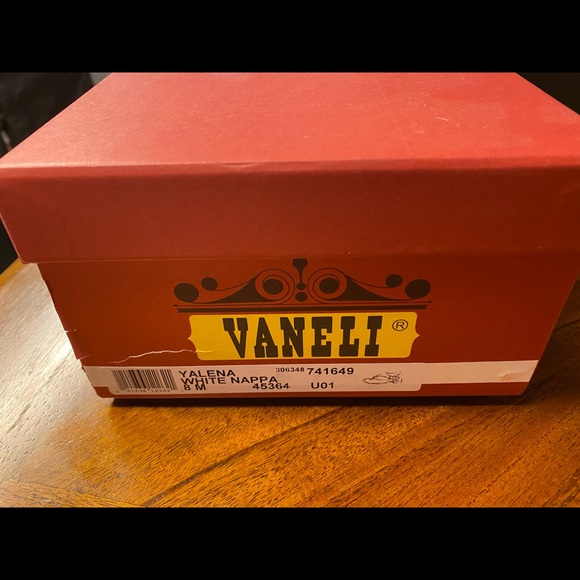 Vaneli real leather sandals white with gold accents size 8 like new - Picture 4 of 6